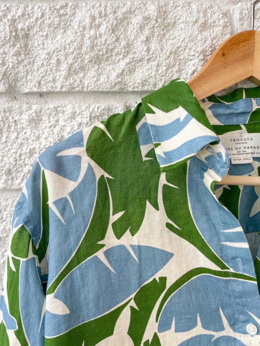 Trovata Blake boyfriend shirt in plantain leaf. NWT XS - Picture 4 of 4